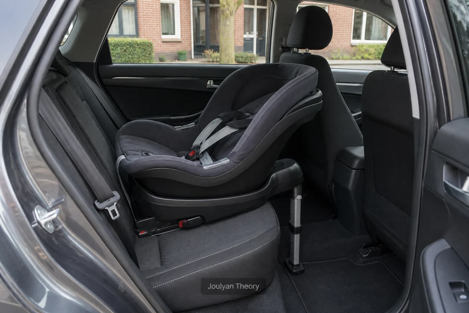 Rear-facing child seat correctly placed on a rear seat