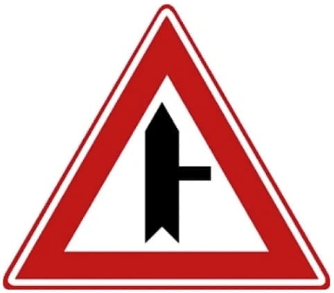 Priority intersection with a side road from the right