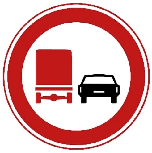 Goods vehicles may not overtake motor vehicles