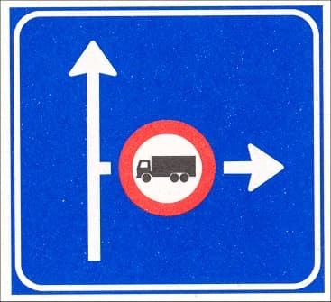 Advance warning of a traffic measure in the direction shown